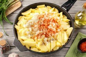 Жареная картошка с тушёнкой на сковороде