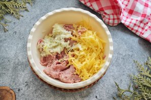 Дрожжевой пирог "Улитка" с мясным фаршем и картофелем